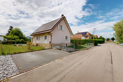 außenansicht mit eingebaute garage, day time, stuckverkleidung, kellergarage, und schornstein