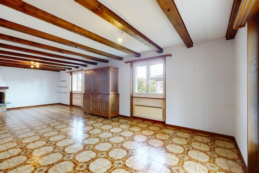 leerer raum mit vinyl floor, vinylboden, vinyl tile, baseboards wall, und sockelleisten