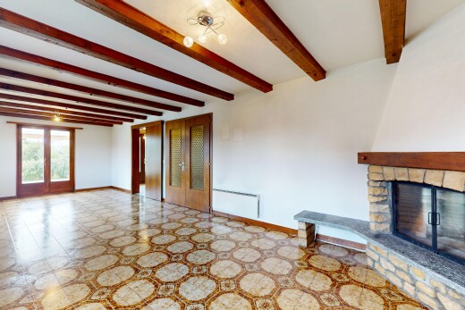 leerer raum mit natural light, natürliches licht, baseboards wall, sockelleisten, und inside property