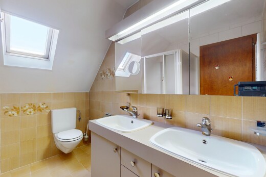 bad mit inside property, waschbecken, tile wall, fliesenwand, und dachfenster