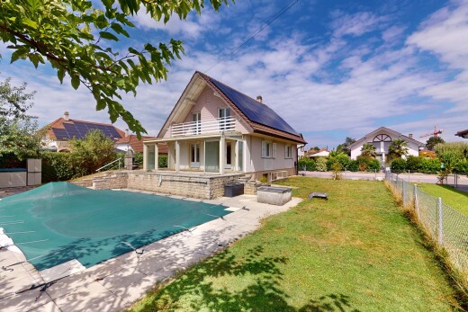 außenansicht mit property visible, rasen, solaranlage, terrasse, und zaun