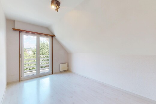 leerer raum mit natural light, natürliches licht, inside property, vaulted ceiling, und dachschräge