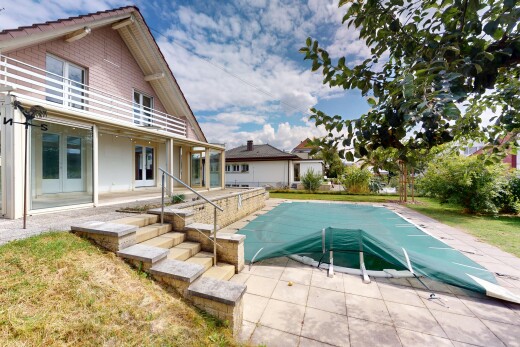 schwimmbad mit property visible, terrasse, schwimmbad, und day time