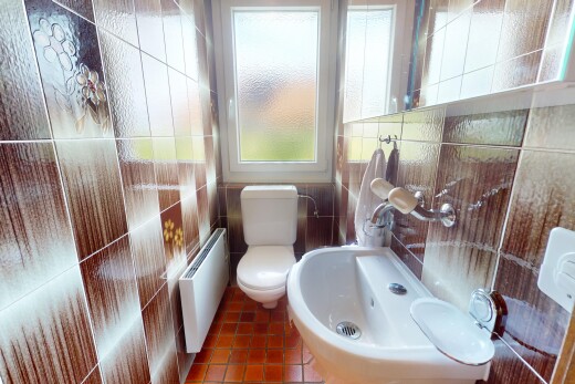 bad mit tile wall, fliesenwand, kühler, natural light, und natürliches licht