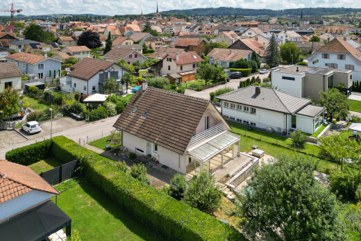 außenansicht mit wohngebietblick, residential view, day time, stuckverkleidung, und zaun