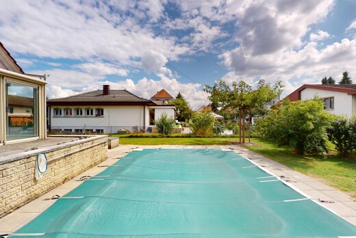 schwimmbad mit schwimmbad, day time, und property visible