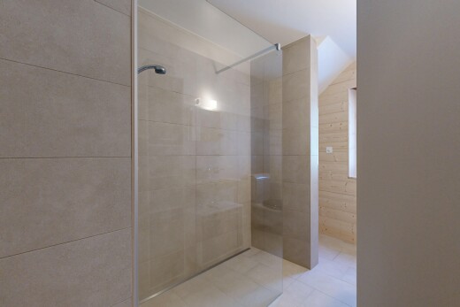 salle de bains avec tile shower, douche, salle de bain complète, et inside property