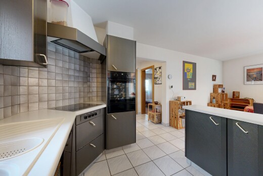 cuisine avec hotte, four, inside property, plans de travail, et dosseret
