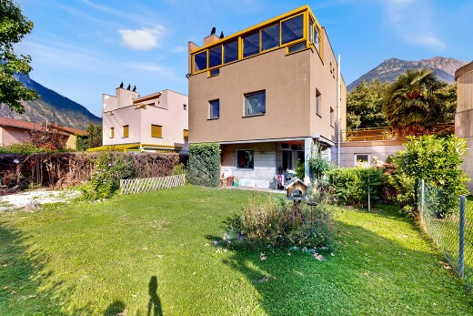 façade avec clôture, vue sur la montagne, mountain view, pelouse, et bardage en stuc