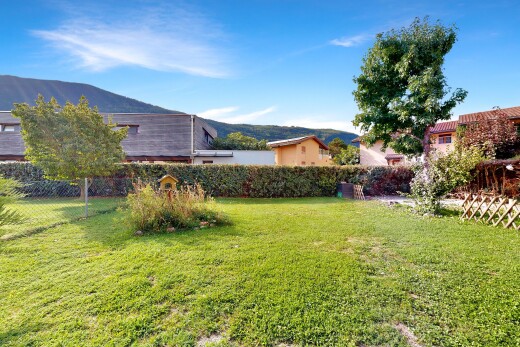 jardin avec mountain view, vue sur la montagne, day time, clôture, et pelouse