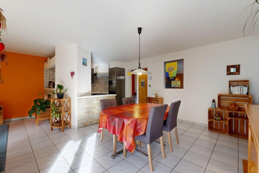 salle à manger avec cloison sèche, drywall, inside community, sol en carrelage, et tile floor