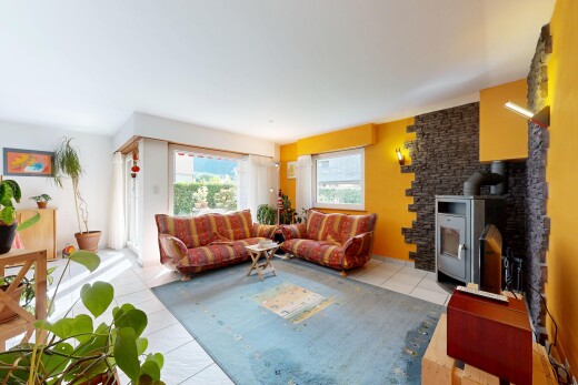 salon avec sol en carrelage, tile floor, lumière naturelle, natural light, et inside property