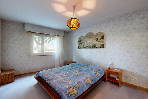 chambre avec lumière naturelle, natural light, inside property, plinthes murales, et baseboards wall