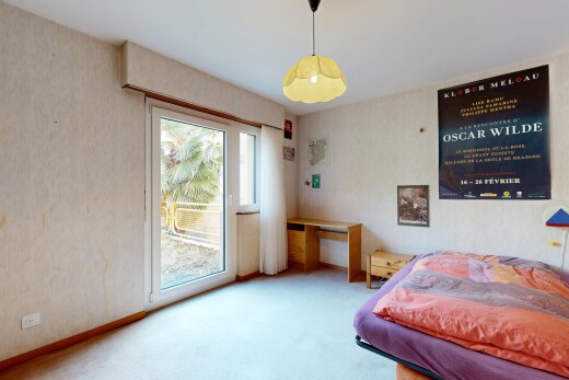 chambre avec inside property, moquette, carpet, accès à l'extérieur, et lumière naturelle