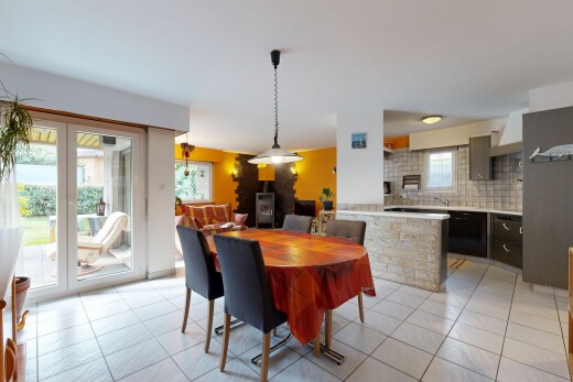 salle à manger avec inside property, cloison sèche, drywall, backsplash, et lumière naturelle