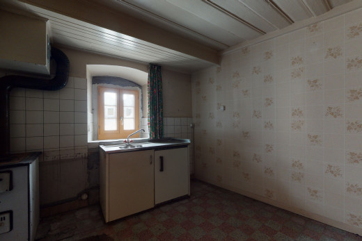 cuisine avec lumière naturelle et sol foncé