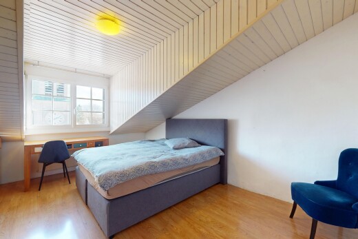 chambre avec lumière naturelle et plancher de bois