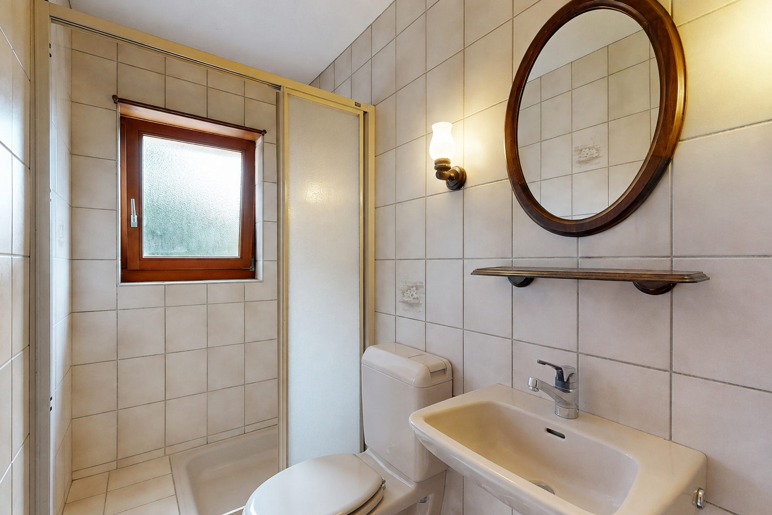 salle de bains avec toilette, mur en carrelage, tile wall, salle de bain complète, et douche