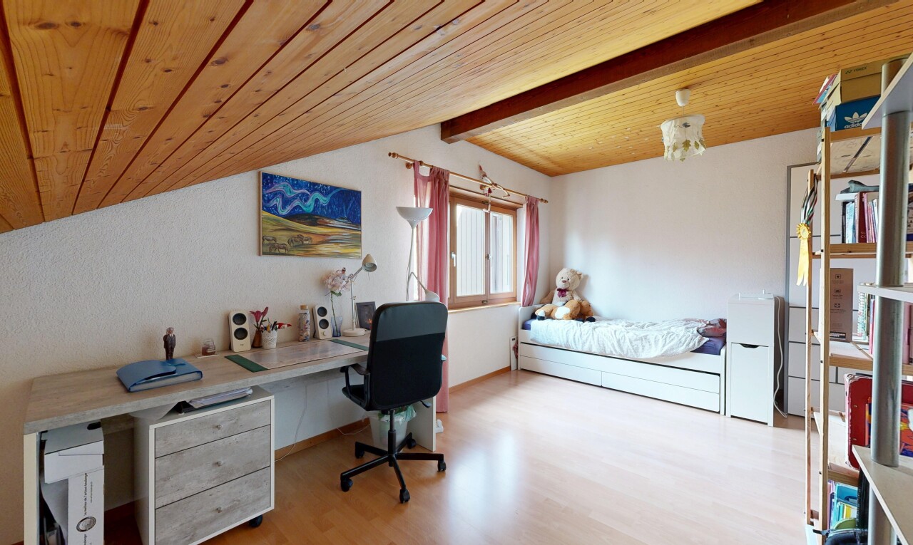 chambre avec espace bureau, high end ceiling, plafond voûté, vaulted ceiling, et plafond à poutres