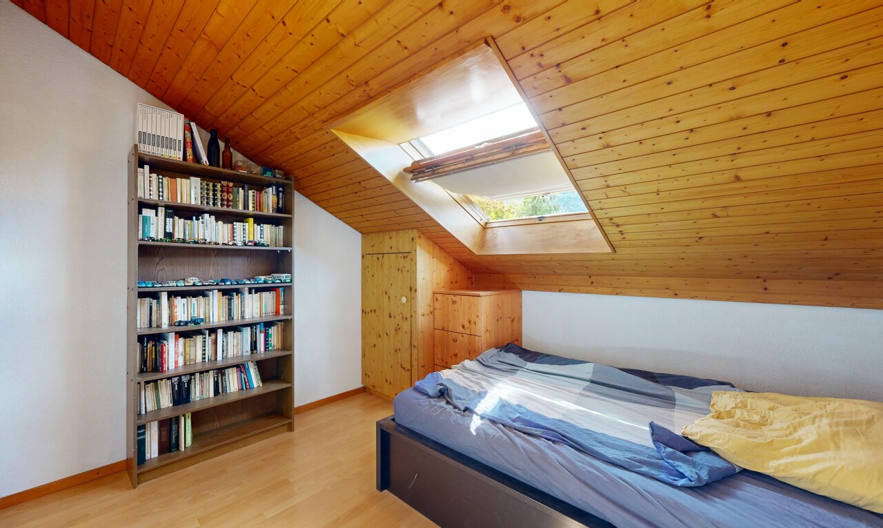 chambre avec puits de lumière, plafond en bois, wood ceiling, sol en finition bois, et wood finish floor