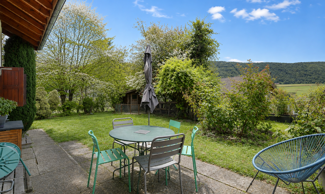 terrasse avec pelouse, from property, day time, clôture, et coin repas extérieur