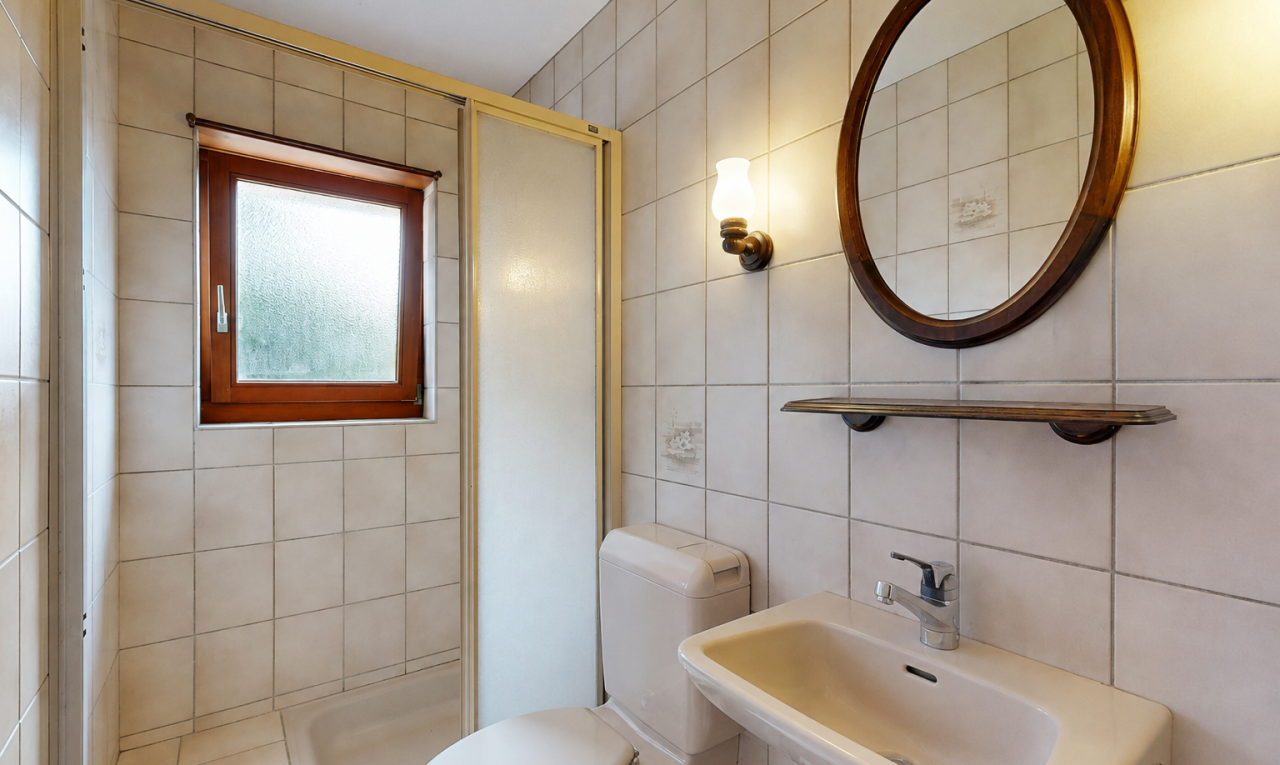 salle de bains avec toilette, mur en carrelage, tile wall, salle de bain complète, et douche