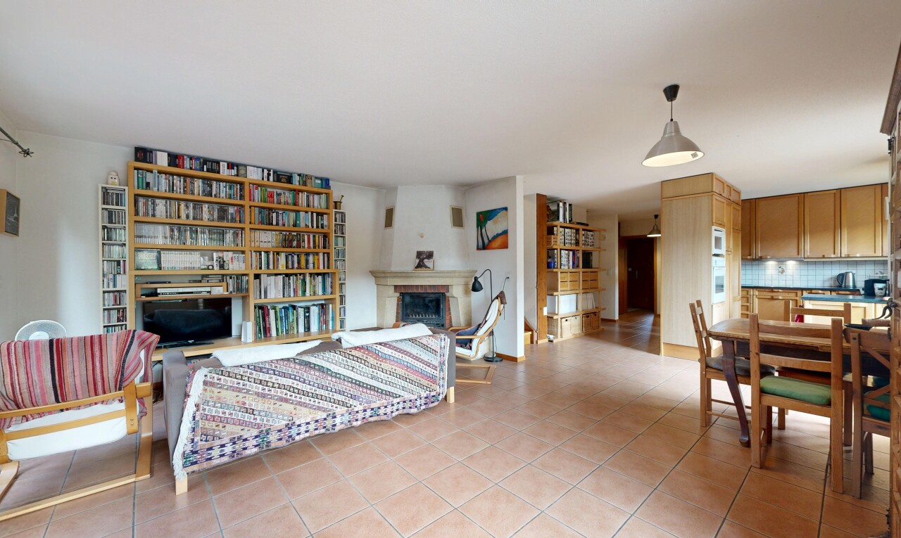 salon / salle à manger avec éclairage suspendu, cheminée, sol en carrelage, tile floor, et cloison sèche