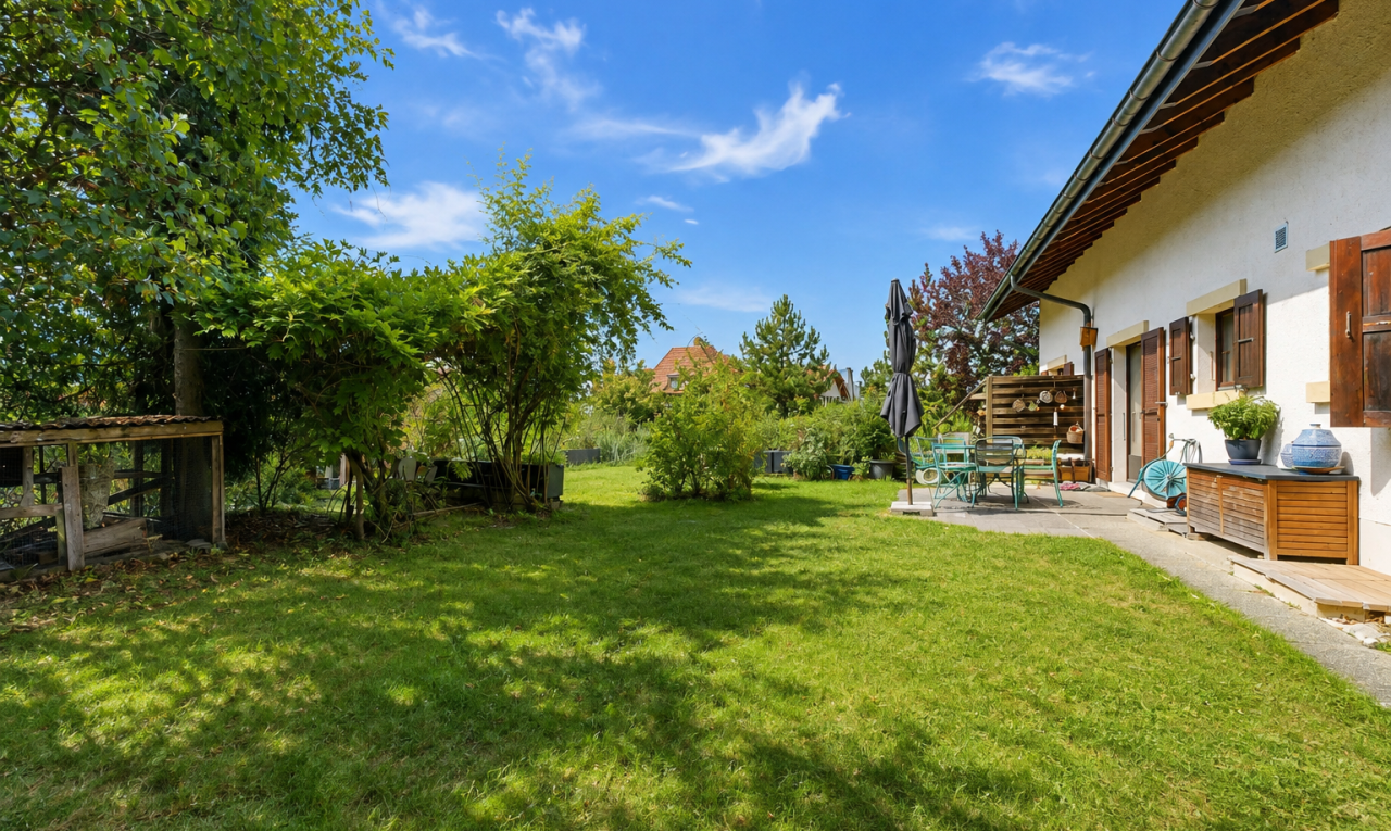 jardin avec pelouse, from property, day time, et terrasse