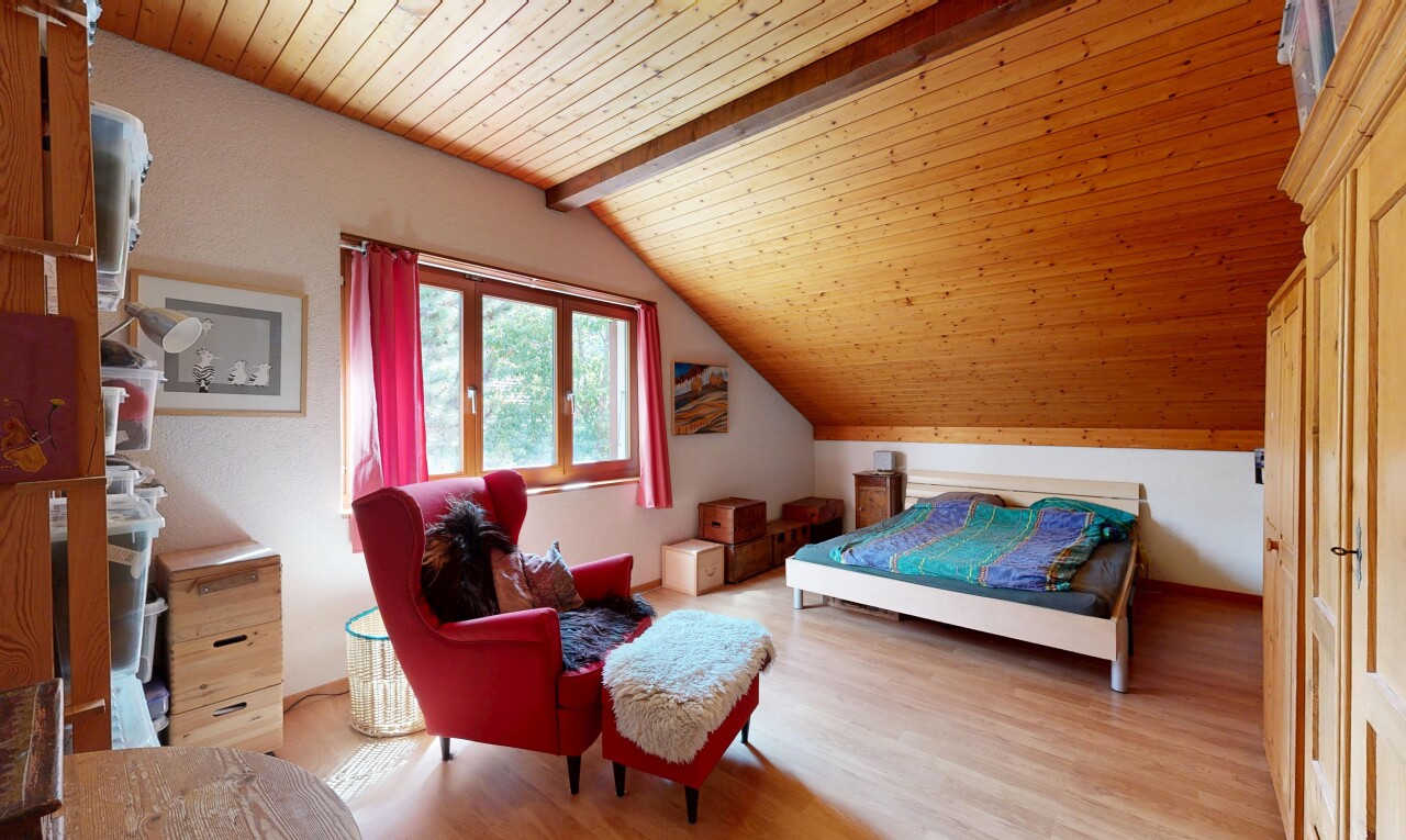 chambre avec plafond en bois, wood ceiling, high end ceiling, plafond voûté, et vaulted ceiling