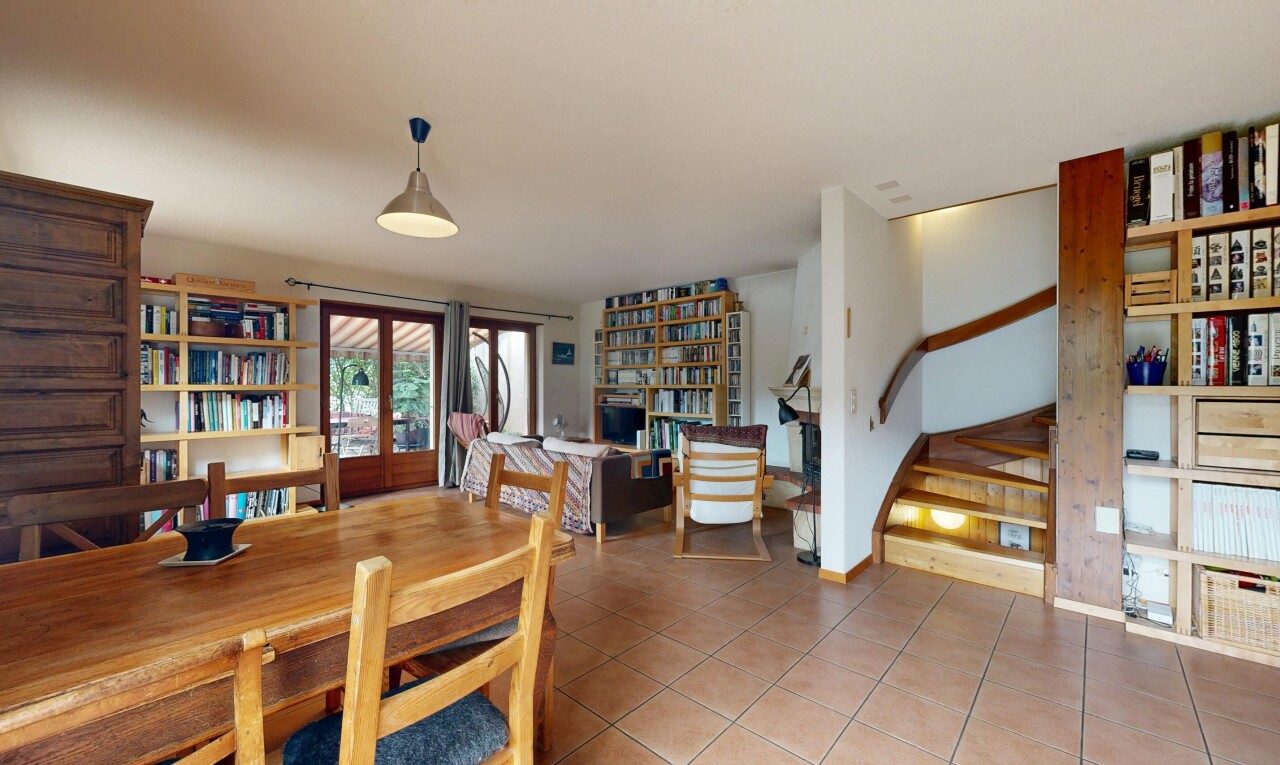 salle à manger avec étagères intégrées, escaliers, sol en carrelage, tile floor, et éclairage suspendu