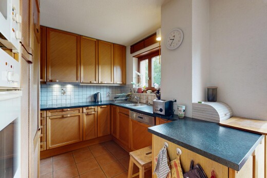 cuisine avec plans de travail, dark countertops, armoires de style shaker, shaker cabinets, et dosseret