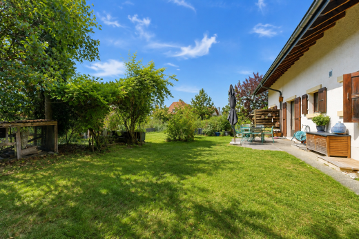 garten mit rasen, from property, day time, und terrasse