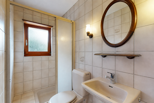 salle de bains avec toilette, mur en carrelage, tile wall, salle de bain complète, et douche