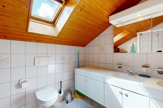 salle de bains avec mur en carrelage, tile wall, lavabo (ou coiffeuse selon le contexte), plafond en bois, et wood ceiling