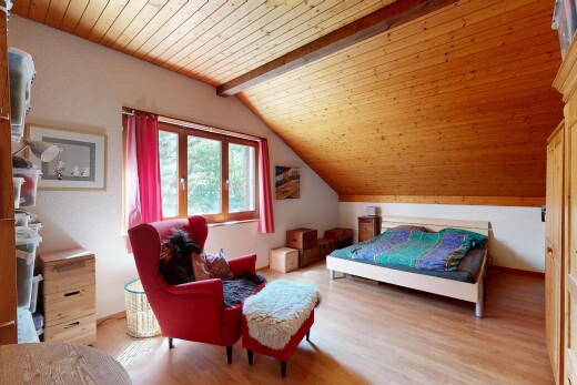 chambre avec plafond en bois, wood ceiling, high end ceiling, plafond voûté, et vaulted ceiling