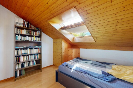 chambre avec puits de lumière, plafond en bois, wood ceiling, sol en finition bois, et wood finish floor