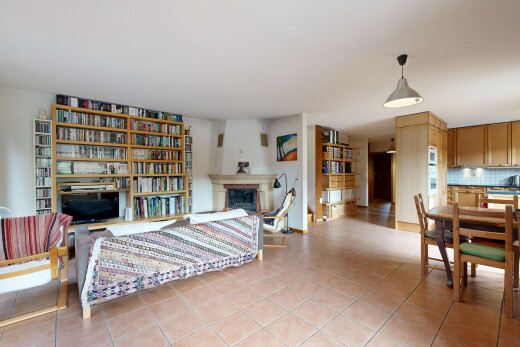 salon / salle à manger avec éclairage suspendu, cheminée, sol en carrelage, tile floor, et cloison sèche