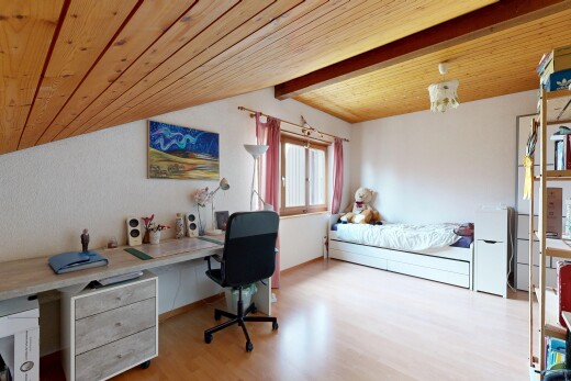 chambre avec espace bureau, high end ceiling, plafond voûté, vaulted ceiling, et plafond à poutres