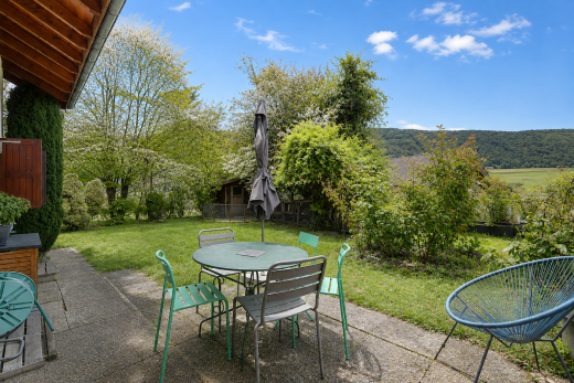 terrasse avec pelouse, from property, day time, clôture, et coin repas extérieur