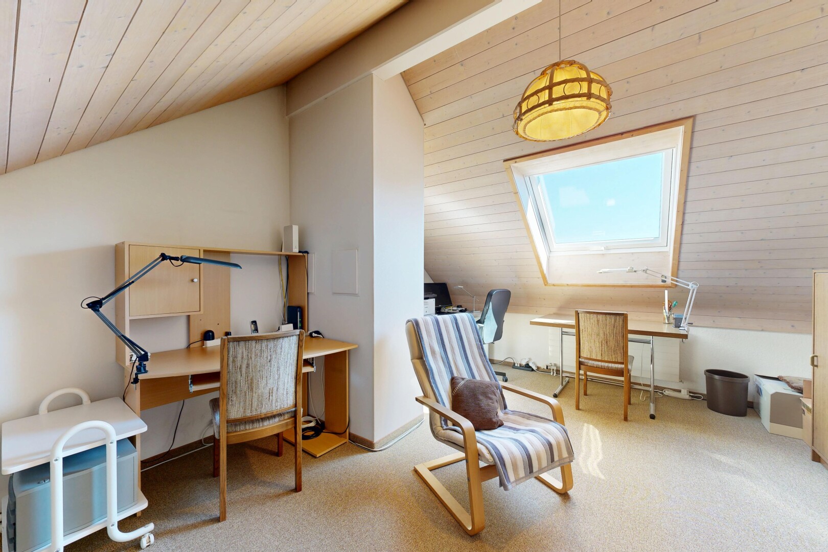 büro mit bürobereich, zusätzliches zimmer, carpet, wood ceiling, und vaulted ceiling