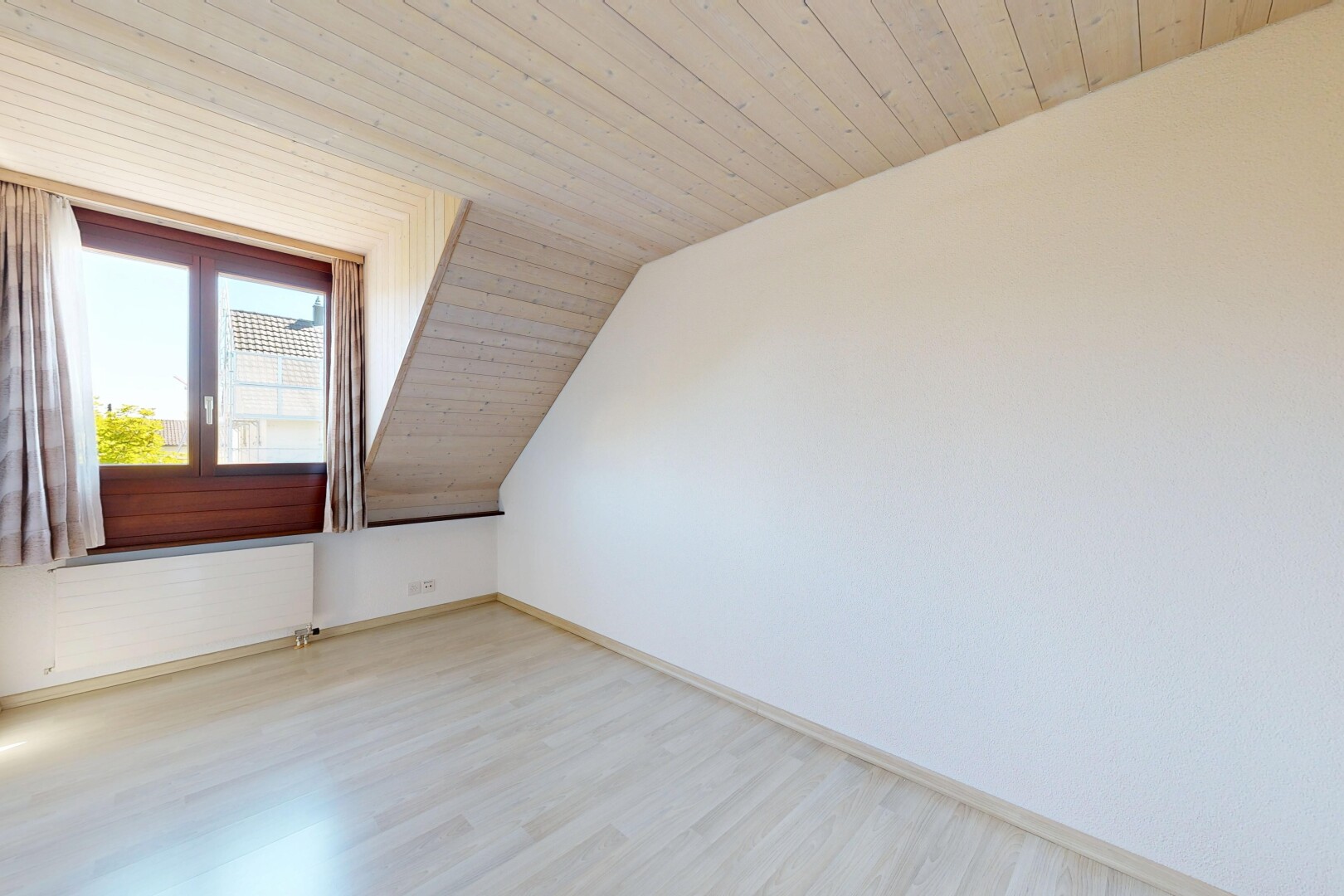 leerer raum mit holzdecke, wood ceiling, holzfußboden, wood finish floor, und dachschräge