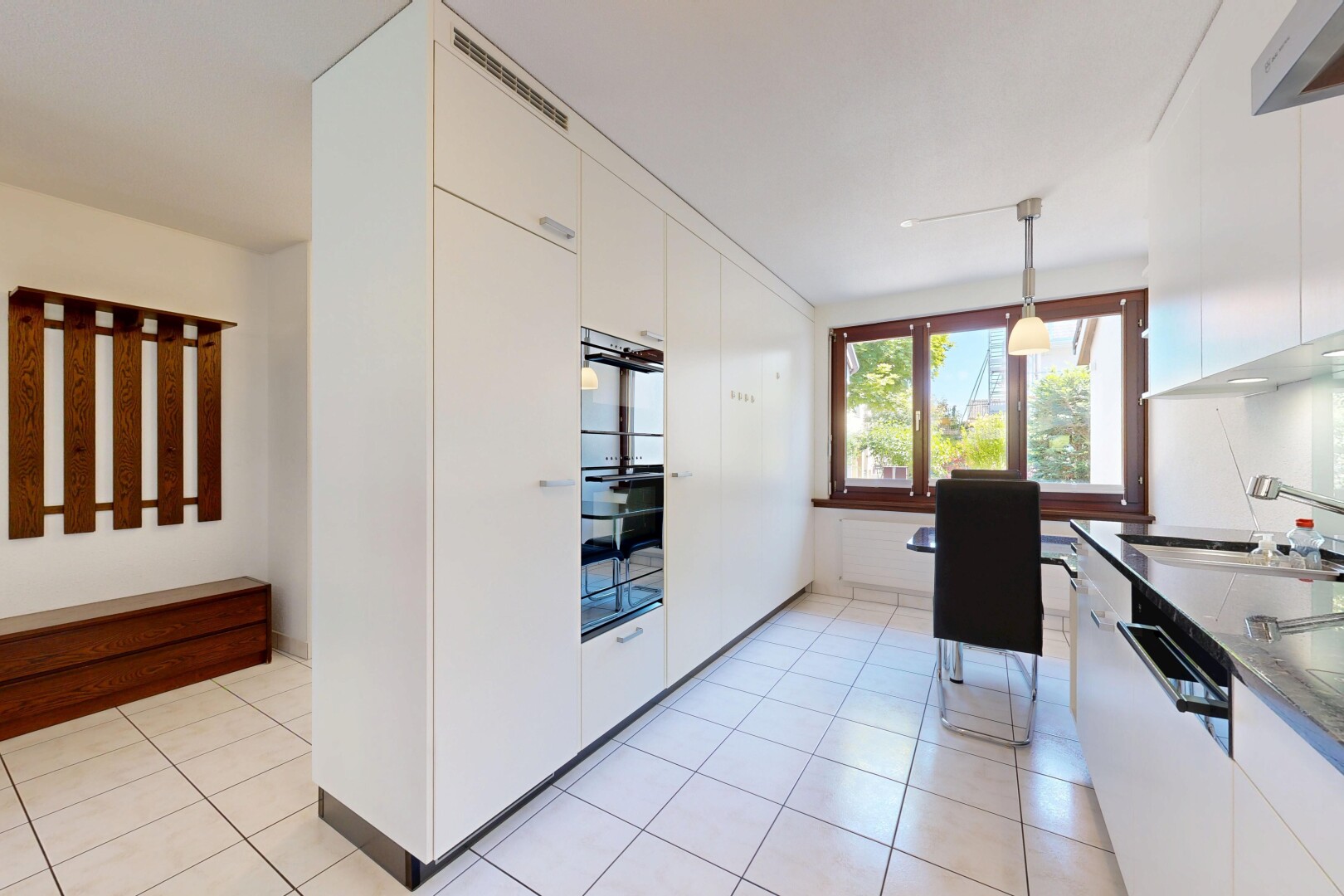 küche mit weiße schränke, white cabinets, light floor, inside property, und fliesenboden