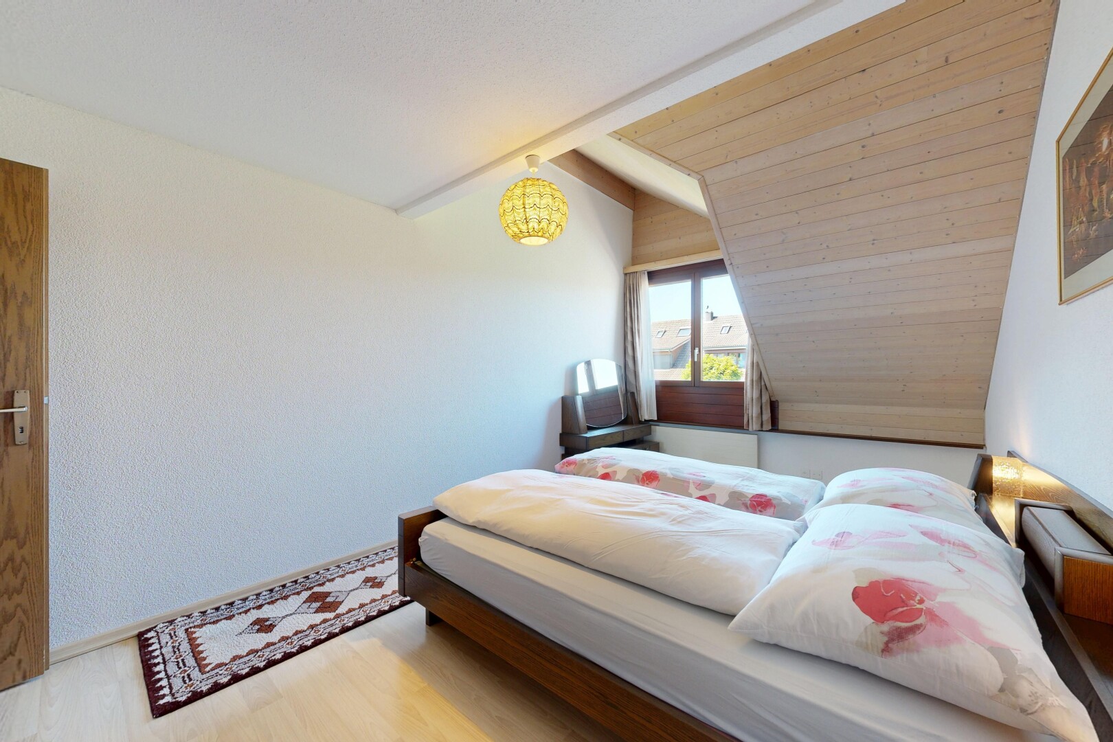 zimmer / schlafzimmer mit vaulted ceiling, dachschräge, inside property, wood finish floor, und holzfußboden
