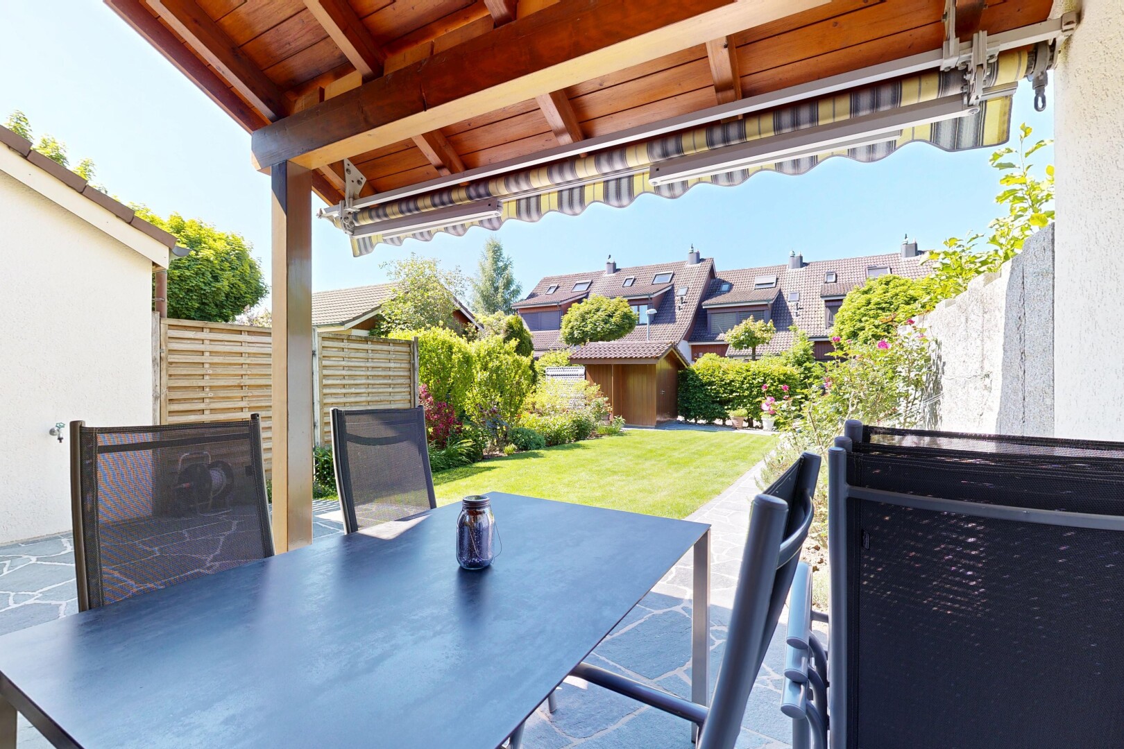 terrasse mit essbereich im freien, day time, from property, rasen, und terrasse