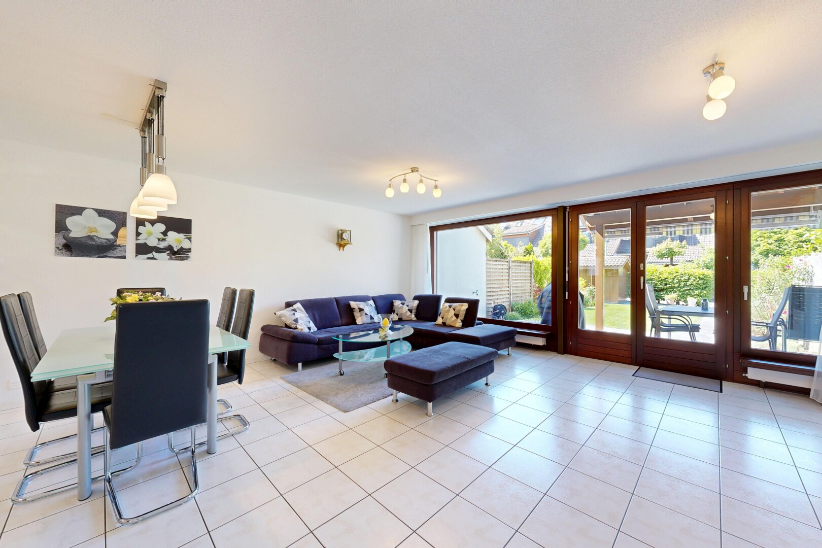 wohn- / esszimmer mit inside property, natural light, natürliches licht, light floor, und tile floor