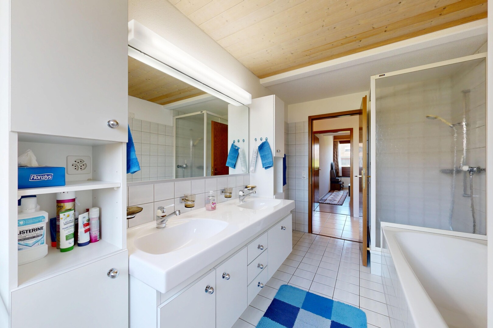 bad mit komplettes badezimmer, doppelwaschtisch, light floor, inside property, und tile floor