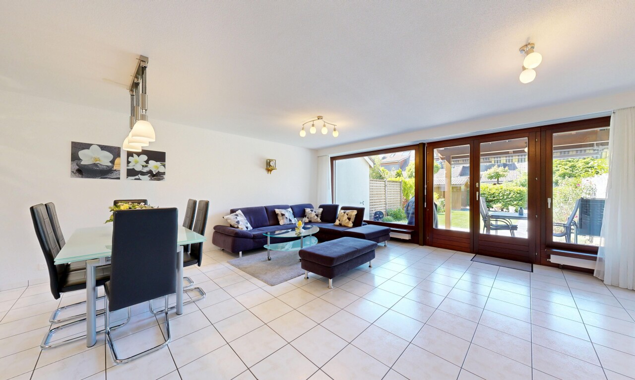 wohn- / esszimmer mit inside property, natural light, natürliches licht, light floor, und tile floor