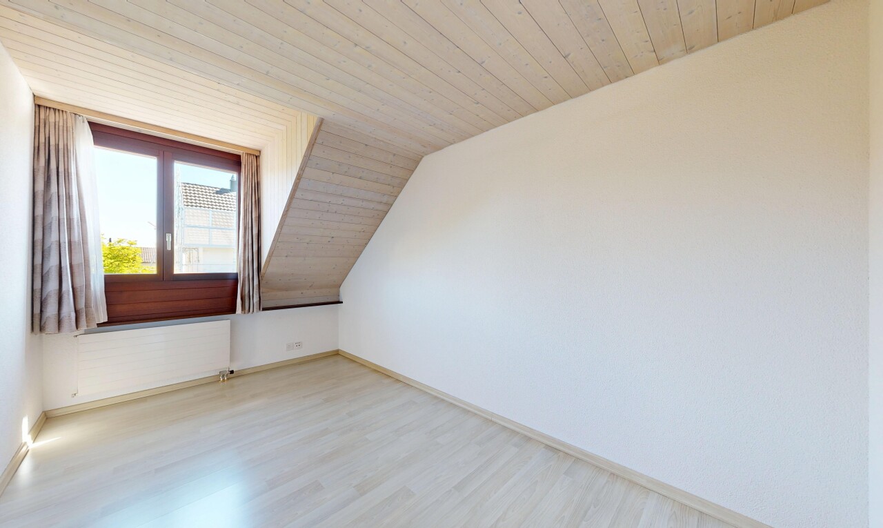 leerer raum mit holzdecke, wood ceiling, holzfußboden, wood finish floor, und dachschräge