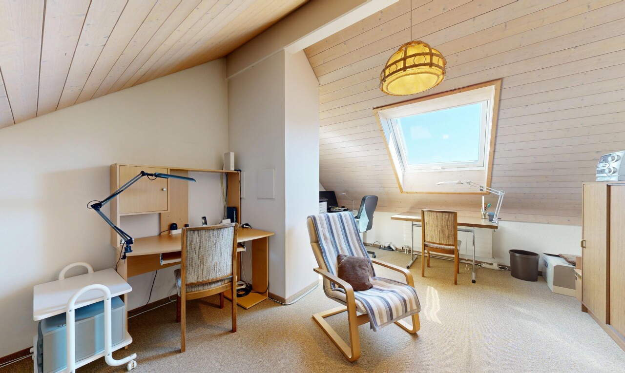 büro mit bürobereich, zusätzliches zimmer, carpet, wood ceiling, und vaulted ceiling
