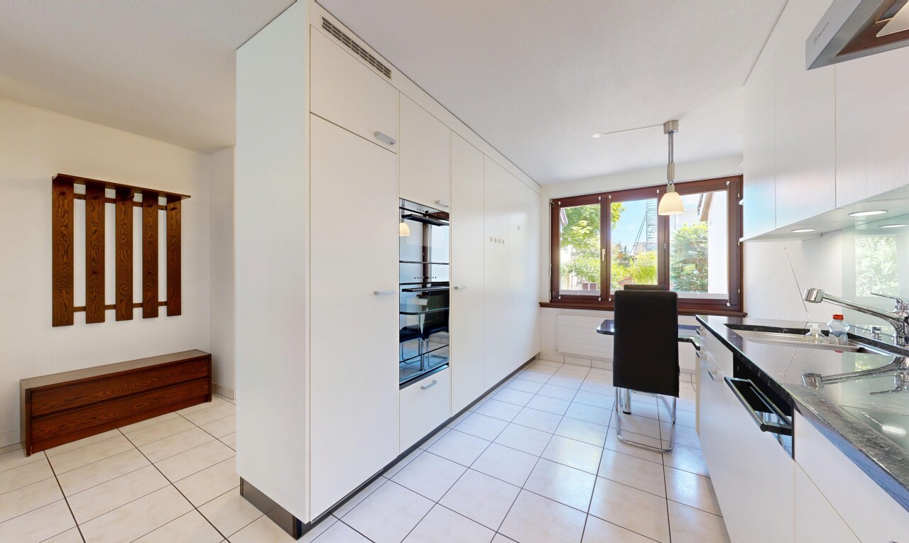 küche mit weiße schränke, white cabinets, light floor, inside property, und fliesenboden